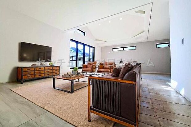 《リビングダイニング》　■本画像は家具や小物の配置をCGで作成しており、実際に現地に家具や小物は置かれておりません。また、価格に家具や小物は含まれておりません。