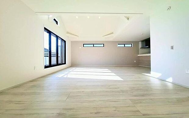 《リビングダイニング》　■開放的で広いリビング。のびのびとくつろげるリビングは、家族のコミュニケーションの場としてみんなが集まる場所に。