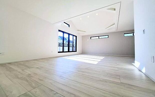 《リビングダイニング》　■家族が自然と集まって、思い思いにくつろぎ、遊び、語らう、やすらぎの空間。隣室との間仕切りを開け放てばより一層開放的な空間に。