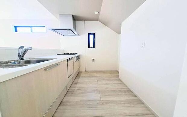 《システムキッチン》　■会話を楽しみながら食事を味わう。一緒にいる時間が楽しい空間。カフェにいるような気分で毎日を過ごしたい。家族でいる時間を柔らかに包み込むインテリア。