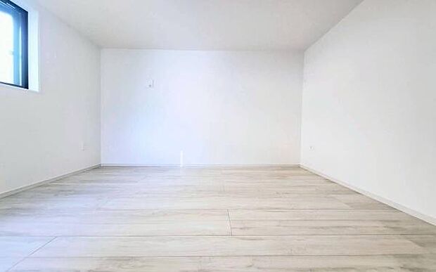 《子供部屋》　■明るい陽の差す居室。子供部屋にもちょうど良さそうですね。