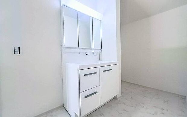 《洗面化粧台》　■使いやすいシャープなデザインの洗面化粧台。