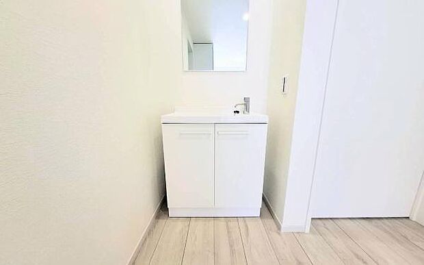 《洗面台》　■1階にウエルカム洗面台を設けました。こまめな手洗いなどがすぐにできて清潔で快適な生活が送れます。