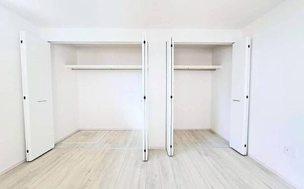 《収納》　■洋服を機能的に収納できるハンガーパイプのほか、帽子やバッグを置ける枕棚も設置。ゆとりあふれる収納空間です。