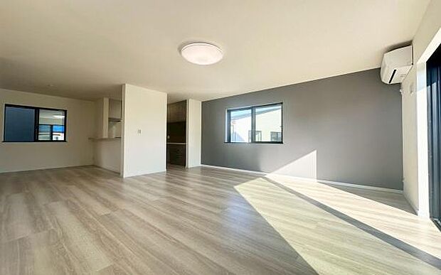 《リビングダイニング》　■上質な時間を育む暮らしのメインステージ。寛ぎとご家族とのコミュニケーションを育む居心地のよい場所。この明るい空間は家族に安らぎを与えて、落ち着いた心地よい空間になるでしょう。