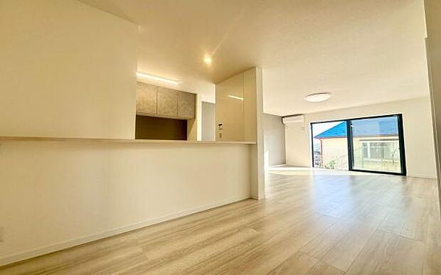 《リビングダイニング》　■家族が自然と集まって、思い思いにくつろぎ、遊び、語らう、やすらぎの空間。