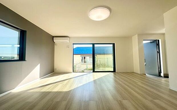 《リビングダイニング》　■大画面ＴＶも余裕、インテリアプランが考えやすいワイドなリビング。