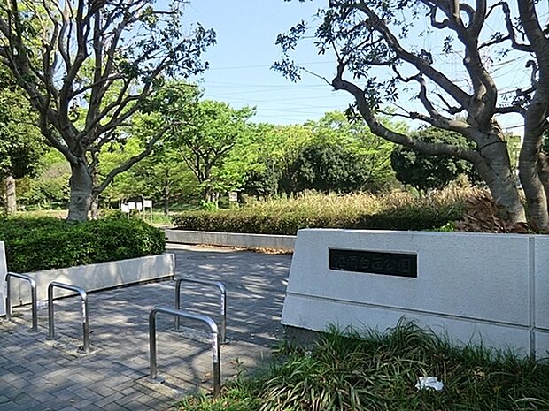 港南台西公園まで696m、大型複合滑り台やグラウンド、芝生のある緑に囲まれた大きな公園。