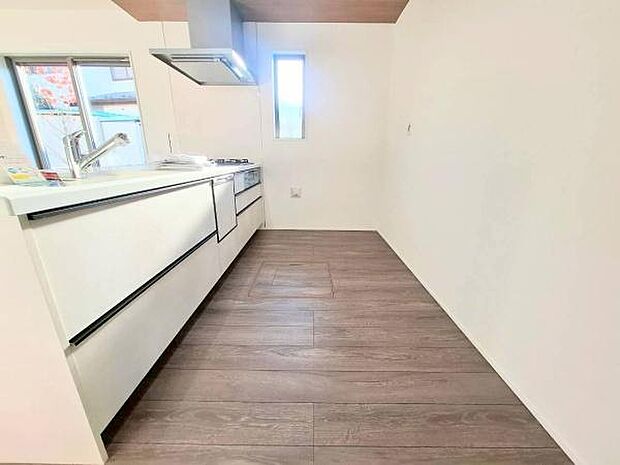 《システムキッチン》　■お手入れしやすくきれいなキッチン。お料理の始めから後片付けまで楽しい時間になりそうです。