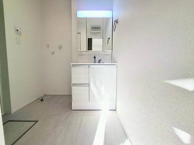 《洗面化粧台》　■使いやすいシャープなデザインの洗面化粧台。