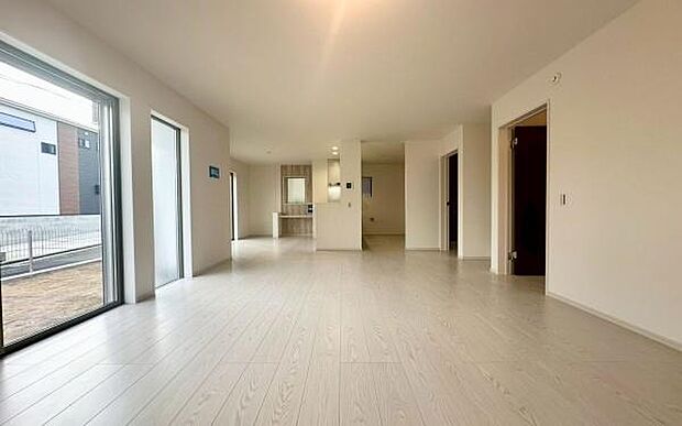 《リビングダイニング》 ■豊かな光が照らすこの場所は、たわいもない会話を楽しみ、ゆったりとした時間を過ごす場所。家族の日常が刻まれる大切な空間です。自然光に溢れるこの空間はリフレッシュにピッタリです。