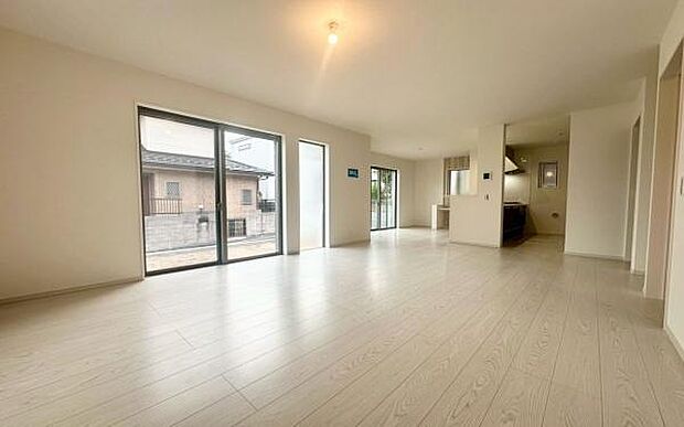 《リビングダイニング》 ■開放的で広いリビング。のびのびとくつろげるリビングは、家族のコミュニケーションの場としてみんなが集まる場所に。