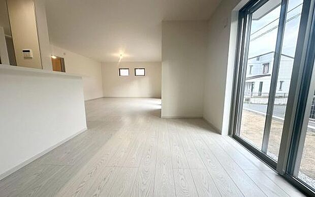 《リビングダイニング》 ■家族が自然と集まって、思い思いにくつろぎ、遊び、語らう、やすらぎの空間。