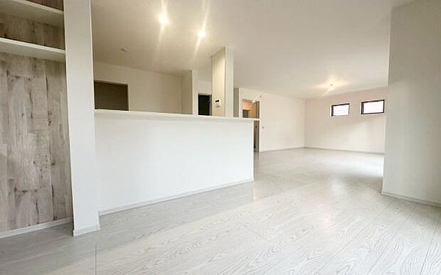 《リビングダイニング》 ■大画面TVも余裕、インテリアプランが考えやすいワイドなリビング。家族がしぜんに集まる広さ、お子様が思わず走り出す大空間。