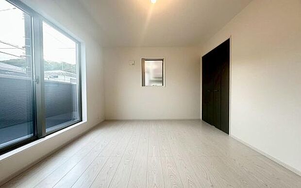 《子供部屋・洋室》 ■白い壁が窓から射し込む光を室内にまわし、柔らかな明るさを奥まで届ける。穏やかな空気に満ちた空間。