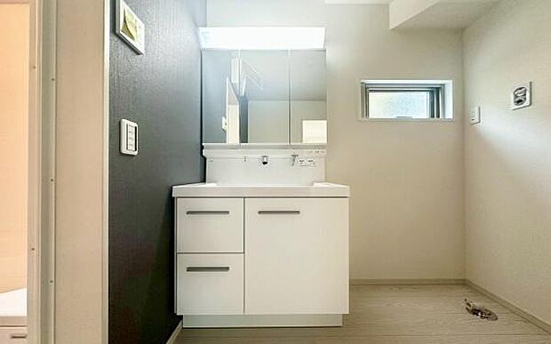 《洗面化粧台》 ■使いやすいシャープなデザインの洗面化粧台。