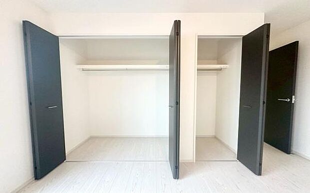 《収納》 ■洋服を機能的に収納できるハンガーパイプのほか、帽子やバッグを置ける枕棚も設置。ゆとりあふれる収納空間です。