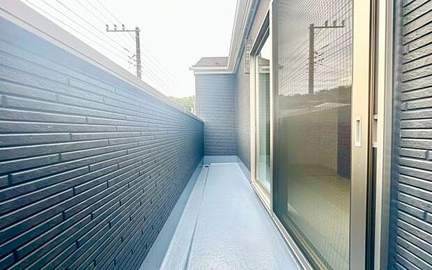 《バルコニー》 ■陽当りも良く、洗濯物も良く乾きそうです。