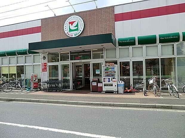 ヨークマート港北店まで771m、イトーヨーカドー系列の食品に特化したスーパー。お料理レシピが配布されたり、レシピに必要な食材もそろいます。