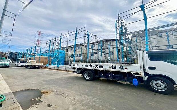 《前面道路》 ■道路と敷地はフラットな地形です。