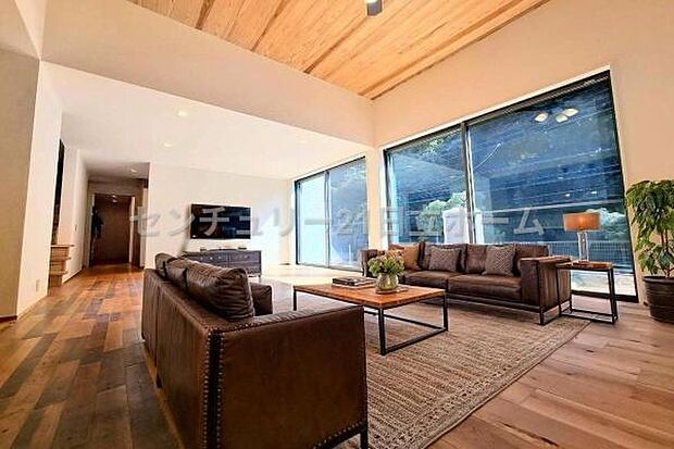 《リビングダイニング》　■本画像は家具の配置をCGで作成しており、実際に現地に家具は置かれておりません。また、価格に家具は含まれておりません。