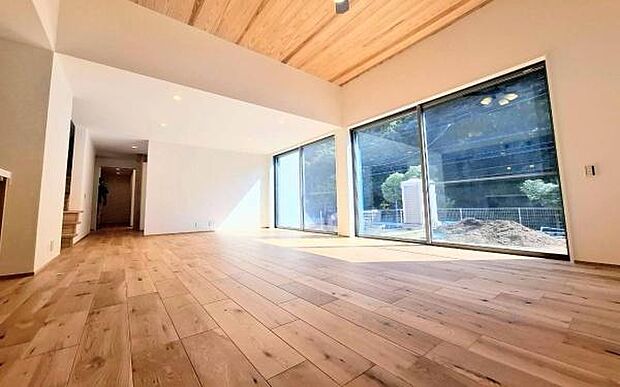 《リビングダイニング》　■開放的で広いリビング。のびのびとくつろげるリビングは、家族のコミュニケーションの場としてみんなが集まる場所に。