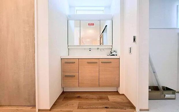 《洗面化粧台》　■使いやすいシャープなデザインの洗面化粧台。