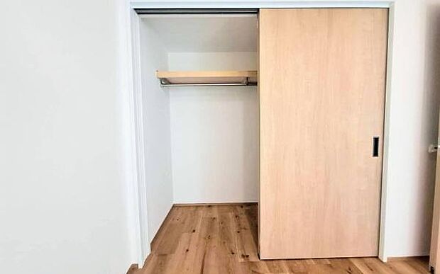 《収納》　■洋服を機能的に収納できるハンガーパイプのほか、帽子やバッグを置ける枕棚も設置。ゆとりあふれる収納空間です。