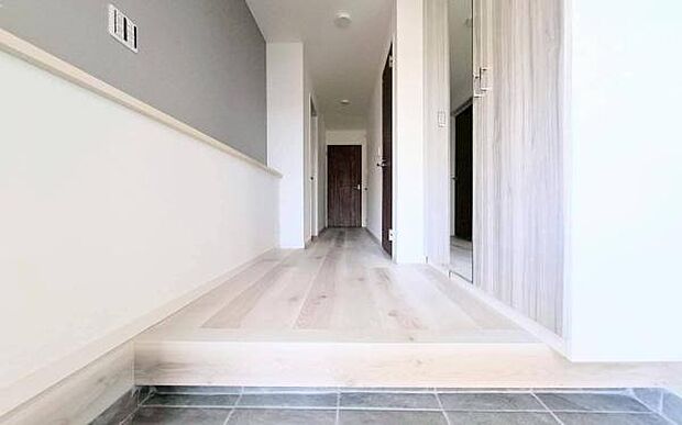 《玄関》　■シューズボックス付きで玄関もスッキリ。