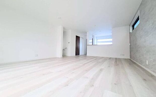 《リビングダイニング》　■豊かな光が照らすこの場所は、たわいもない会話を楽しみ、ゆったりとした時間を過ごす場所。家族の日常が刻まれる大切な空間です。自然光に溢れるこの空間はリフレッシュにピッタリです。