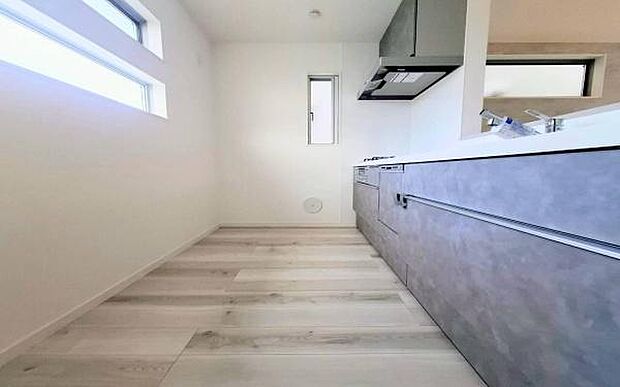 《システムキッチン》　■お手入れしやすくきれいなキッチン。お料理の始めから後片付けまで楽しい時間になりそうです。