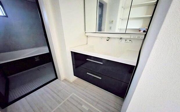 《洗面化粧台》　■使いやすいシャープなデザインの洗面化粧台。