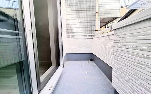 《バルコニー》　■さわやかな風が通り暖かい光がふりそそぐバルコニー