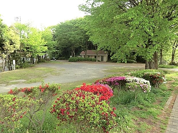 鴨池公園まで1673m、カモの住む池「鴨池」や「鴨池公園こどもログハウス」があるニュータウン南西地区の大型公園