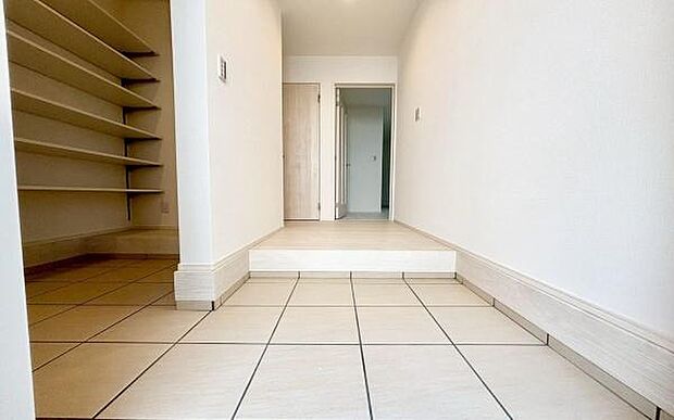 《玄関》■シューズインクローゼットのある広々とした玄関。家族全員の靴をスッキリ収納出来ます。