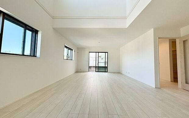 《リビングダイニング》　■豊かな光が照らすこの場所は、たわいもない会話を楽しみ、ゆったりとした時間を過ごす場所。家族の日常が刻まれる大切な空間です。自然光に溢れるこの空間はリフレッシュにピッタリです。