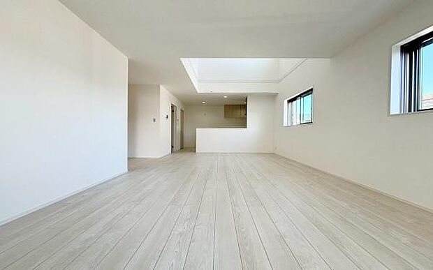 《リビングダイニング》　■家族が自然と集まって、思い思いにくつろぎ、遊び、語らう、やすらぎの空間。