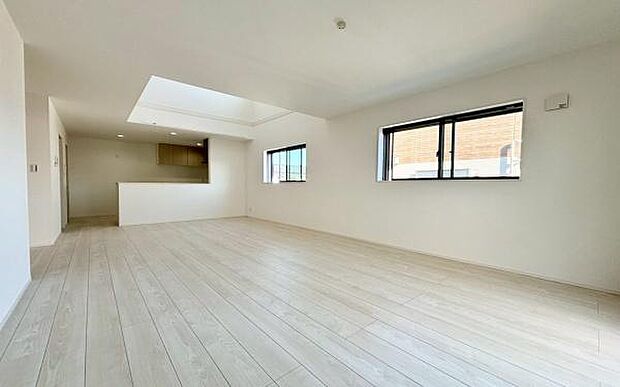 《リビングダイニング》　■開放的で広いリビング。のびのびとくつろげるリビングは、家族のコミュニケーションの場としてみんなが集まる場所に。