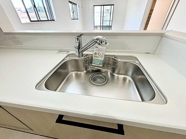 《キッチン》　■ステンレス製シンク。幅と奥行きがありますので、食器洗時のストレスも減りそうです。