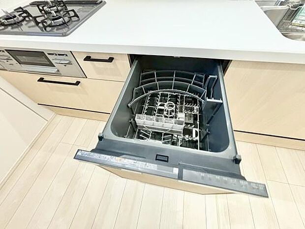 《食器洗い乾燥機》　■食事後もゆっくり過ごせる食器洗い乾燥機を設置。手洗いよりもキレイに洗え、節水にもなります。