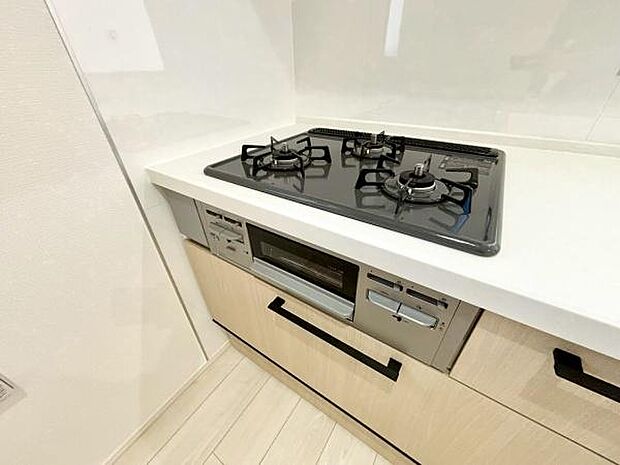 《三口ガスコンロ》 ■毎日料理をする方、家族の分まで作られる方には必須の三口ガスコンロ。同時進行が可能で効率よく、楽しく料理ができます