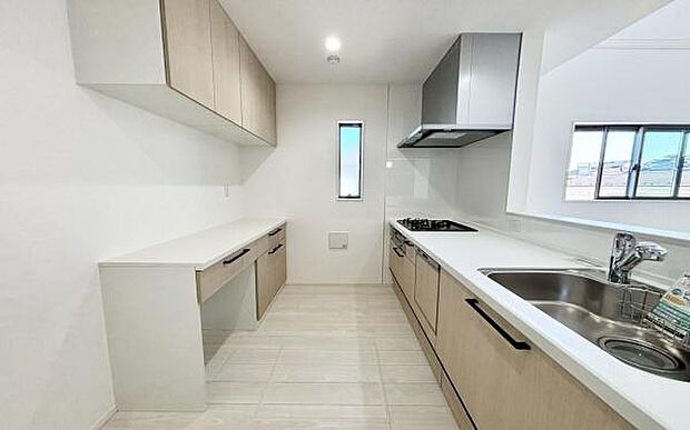 《キッチン》　■家族が集う楽しく親子の会話もはずむキッチン。明るく清潔で使い勝手のいいキッチンには、いつも家族の笑顔があふれています。食洗器があるのも嬉しいですね。