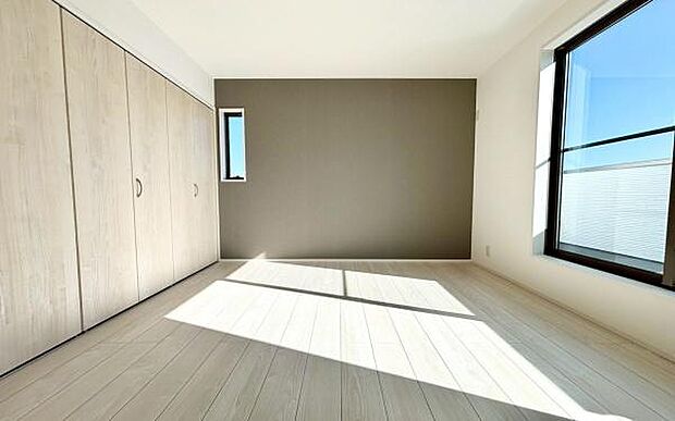 《寝室》　■朝から日差しいっぱい、早起きしたくなる洋室。ベッドを置いてもゆとりを感じられる。窓からの朝日が心地よい目覚めへと誘います。ゆとりある広さを確保し、心地よいプライベートタイムを演出します。