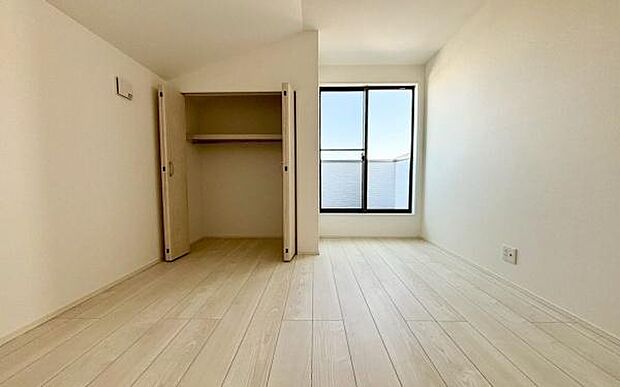 《子供部屋》　■お子様の成長を優しく見守る、明るい子供部屋。遊んだり、学んだり、時には一人の時間を過ごしたりと健やかな毎日を育む大切な場所。未来への第一歩を育む、かけがえのない空間です。