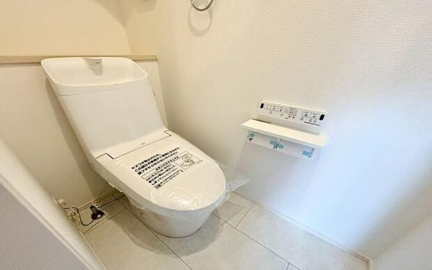 《トイレ》　■窓のあるトイレは明るい空間で清潔感があります。