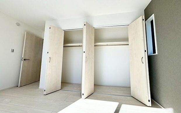 《収納》　■洋服を機能的に収納できるハンガーパイプのほか、帽子やバッグを置ける枕棚も設置。ゆとりあふれる収納空間です。