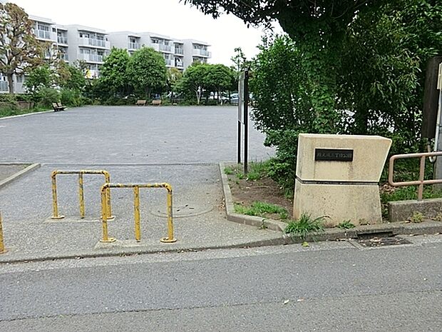 権太坂三丁目公園まで185m、児童遊園地入口バス停下車、徒歩約5分。複合型遊具・砂場がある広場とボール遊びが出来る広場があります。