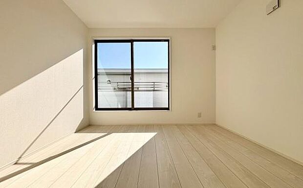 《洋室》　■収納もしっかりとれていて、陽当たりも良く明るい居室。