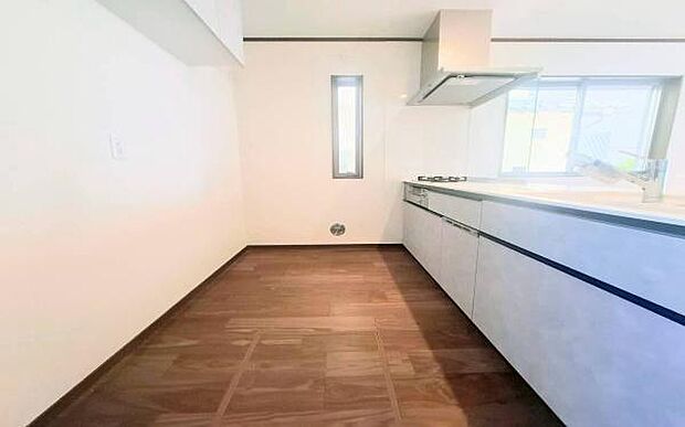 《キッチン》　■家族が集う楽しく親子の会話もはずむキッチン。明るく清潔で使い勝手のいいキッチンには、いつも家族の笑顔があふれています。