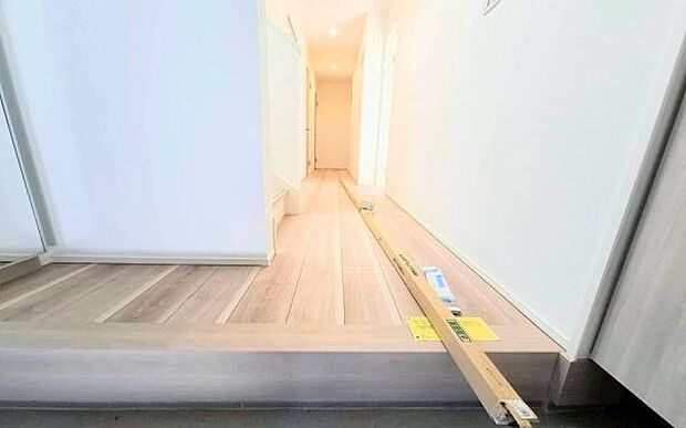 《玄関》■シューズインクローゼットのある広々とした玄関。家族全員の靴をスッキリ収納出来ます。